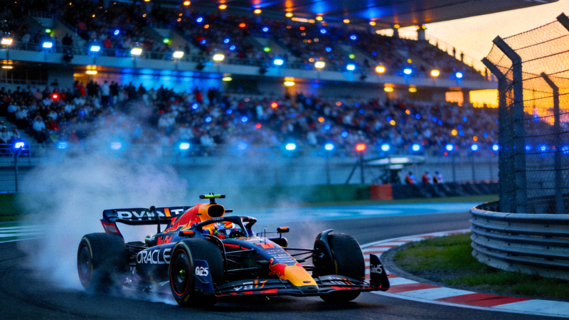 2025赛季F1上海站排位赛现场，维斯塔潘驾驶红牛赛车在上海国际赛车场飞驰过弯